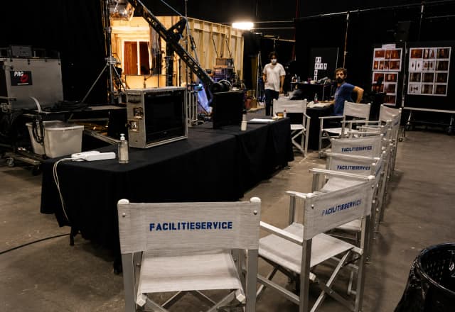 Sedie regia Facilitieservice e postazione produzione sul set